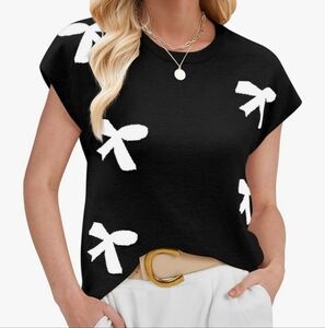 New * Black and White Sleeveless Sweater Top * Medium